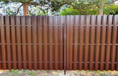 забор из одностороннего металического штакетника
